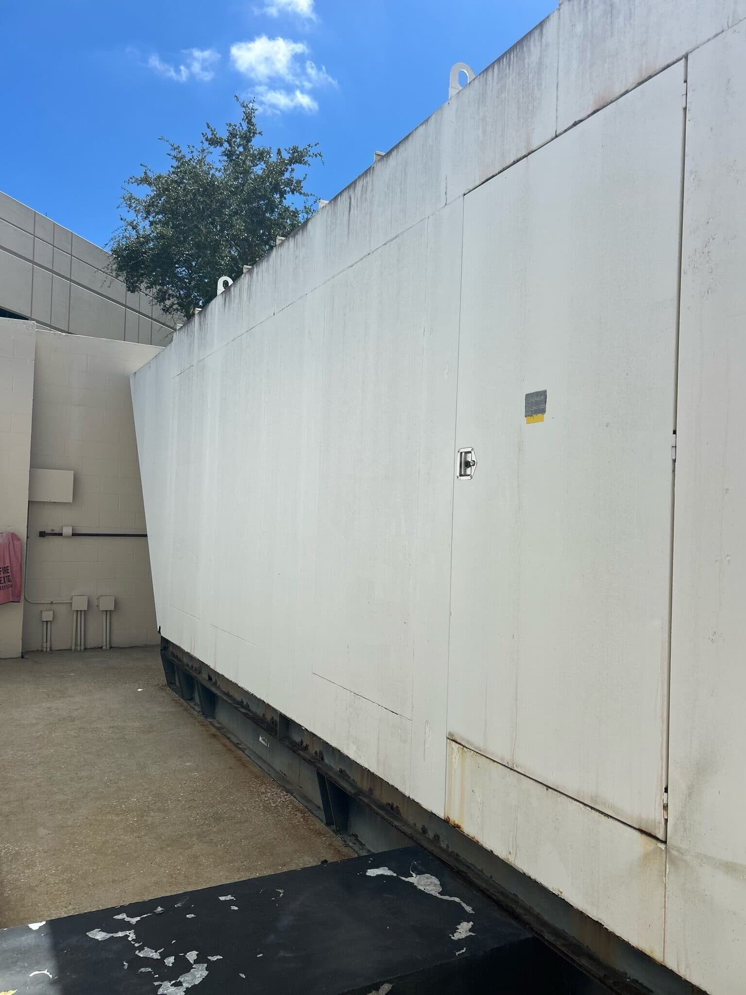Caterpillar C27 - 800KW Enclosed Diesel Generator Set
