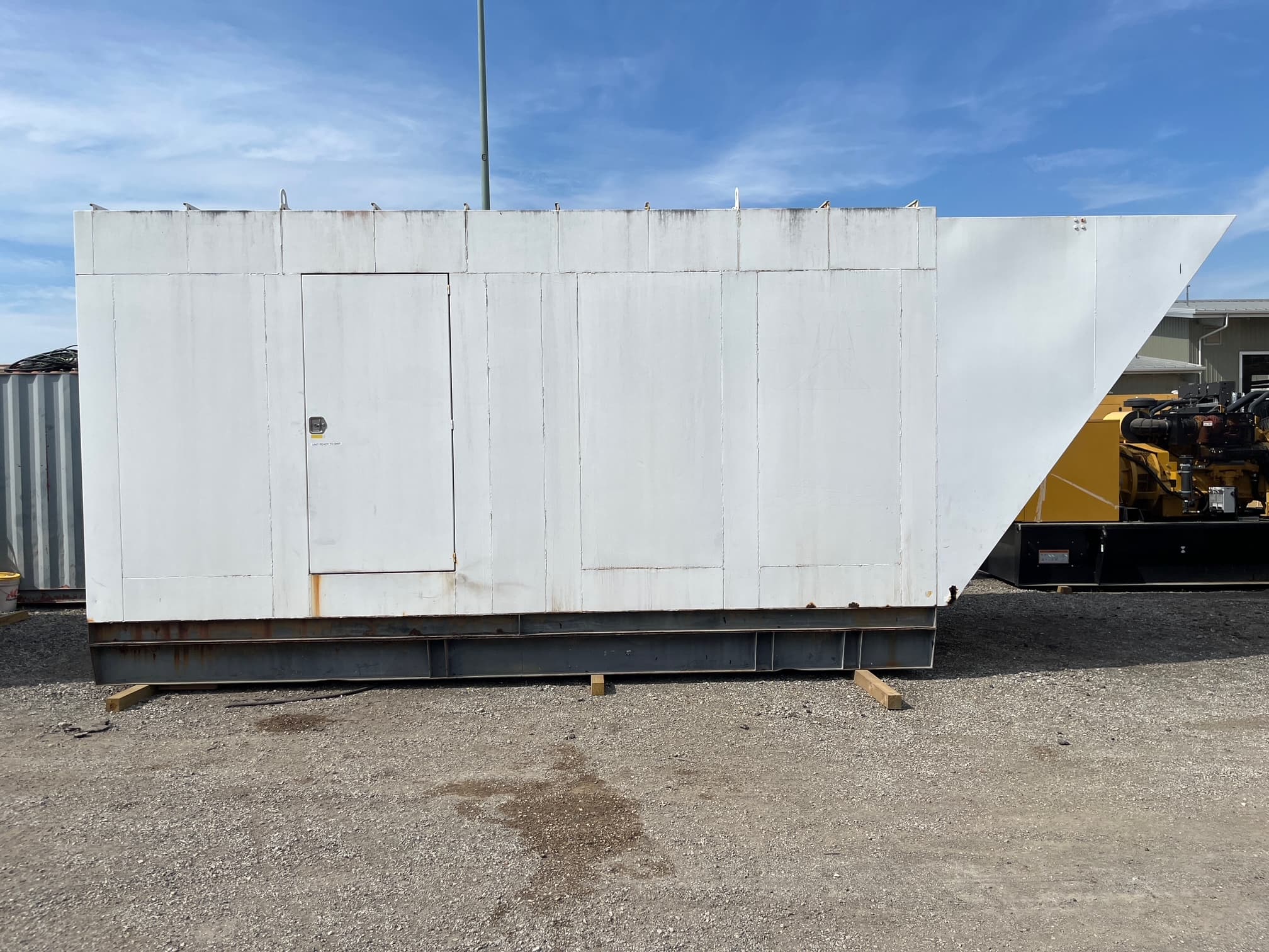 Caterpillar C27 - 800KW Enclosed Diesel Generator Set